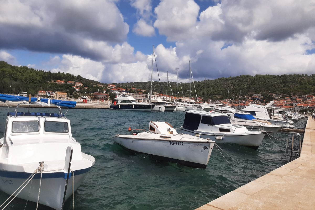 Vela Luka - šetnica uz more na otoku Korčuli