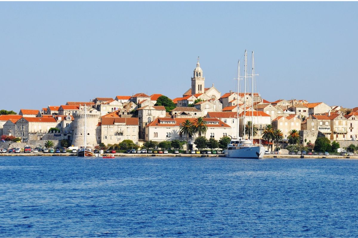 Grad Korčula - pogled na stari grad i luku