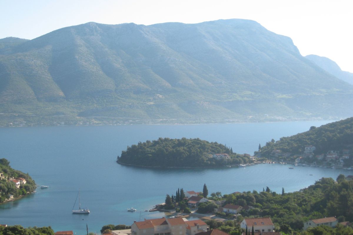 Pogled na otok Korčulu i mirnu uvalu