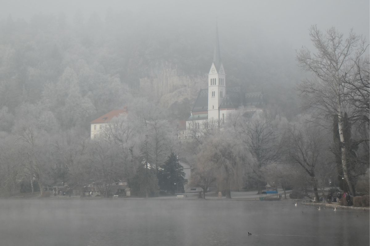 Pogled na magloviti Bled