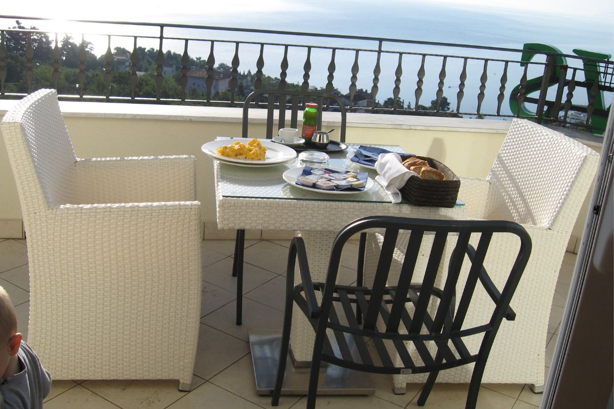 doručak na balkonu hotel Villa Kapetanović pogled na more