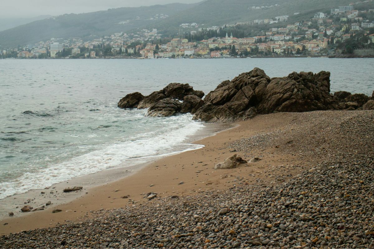 uređena plaža u Opatiji mirno more za djecu