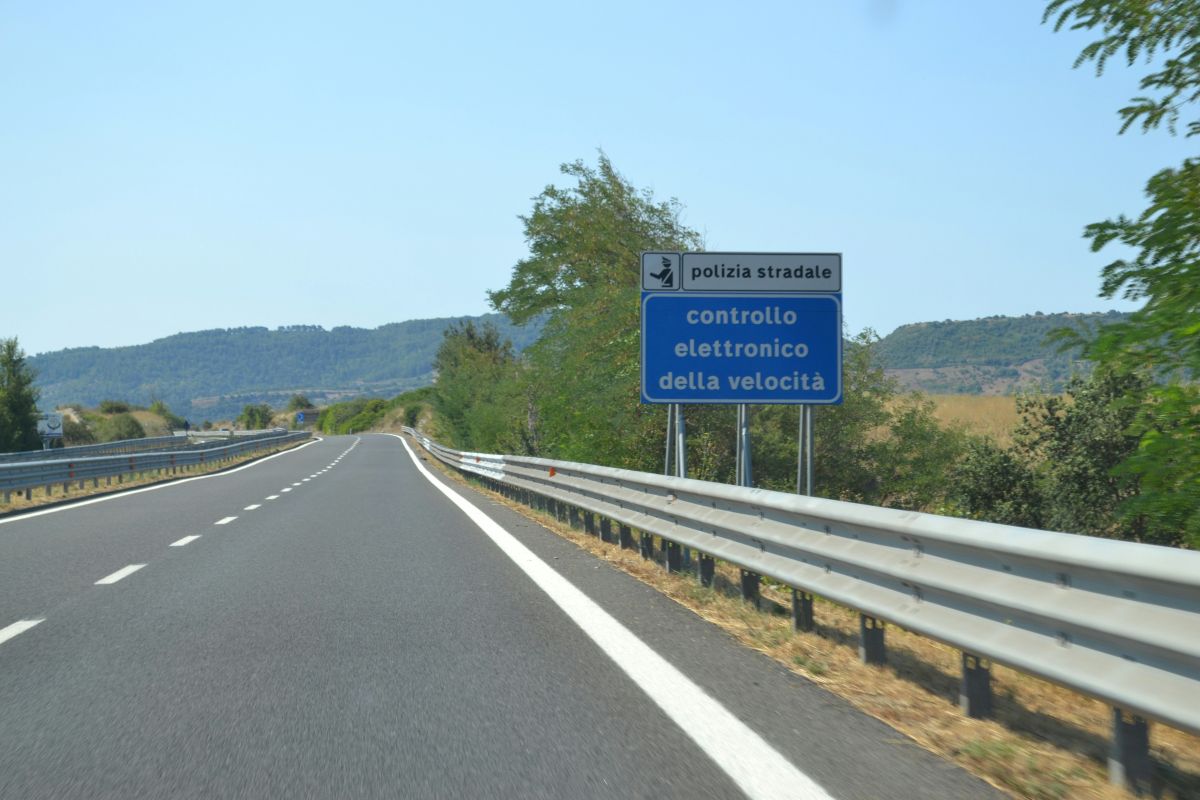 Znak za kontrolu brzine na autocesti na road tripu s djecom po Italiji
