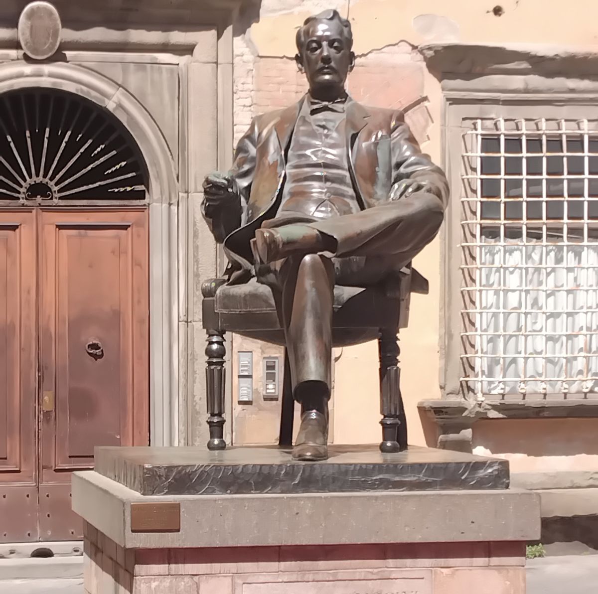 Kip Giacomo Puccini ispred njegove rodne kuce