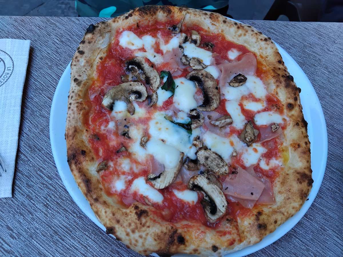 Pizza u restoranu Duomo uz samu katedralu u Firenzi, Italija