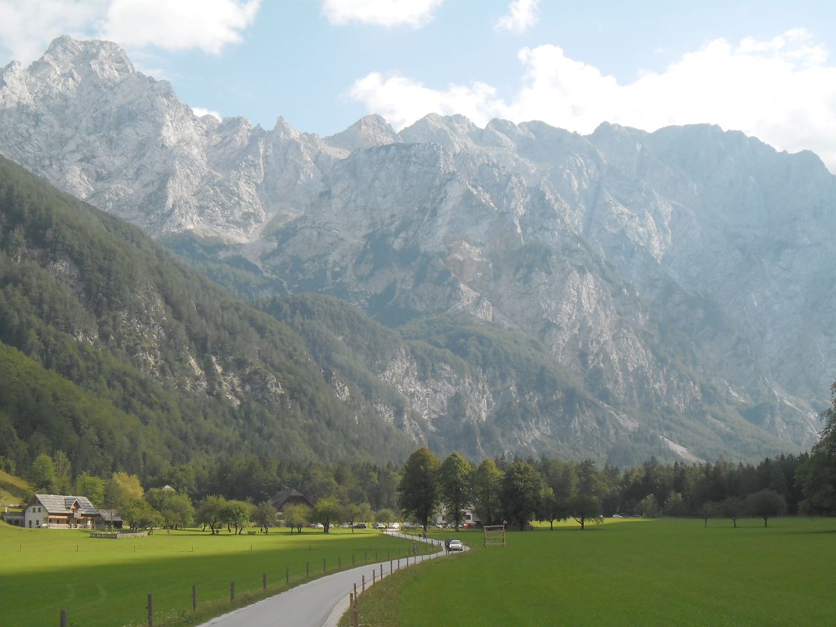 Logarska dolina s djecom okružena Kamniško-Savinjskim Alpama