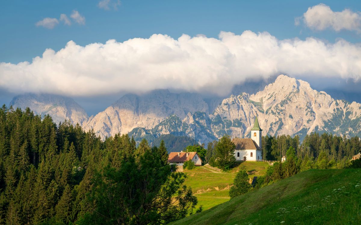 Pogled sa Solčavske panoramske ceste na Logarsku dolinu