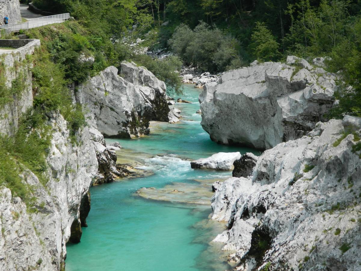 Tirkizni bazeni rijeke Soče u Sloveniji