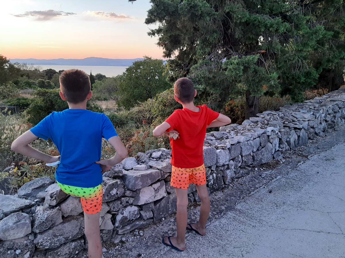 Djeca promatraju pogled na more s vidikovca na Braču
