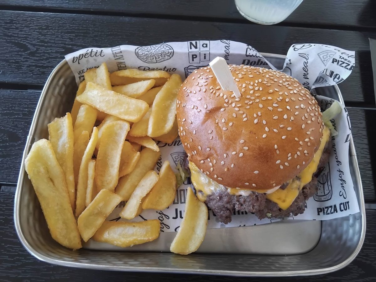 Burger i pomfrit u restoranu u Postirama