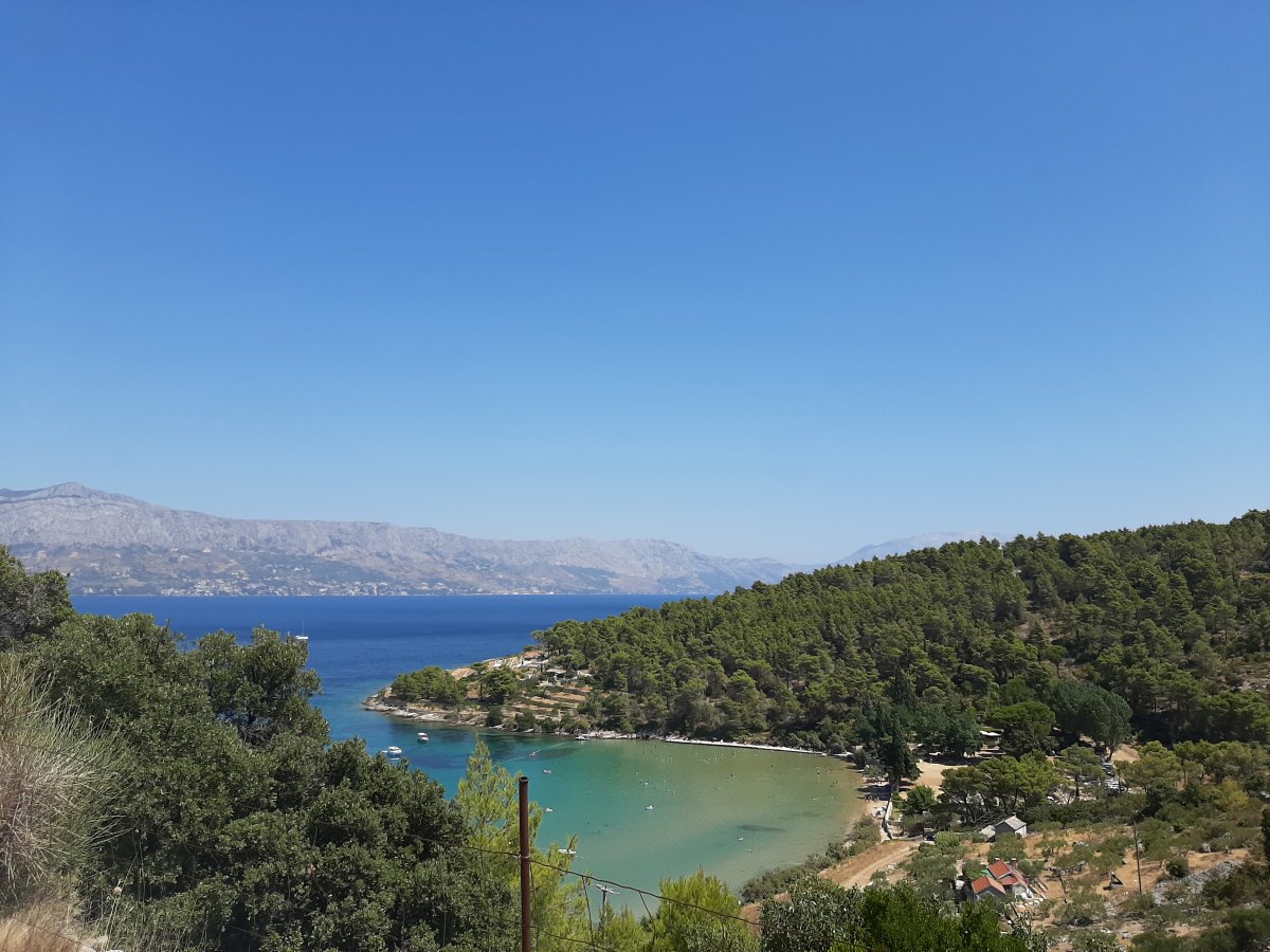 Pogled na plažu Lovrečina na otoku Braču
