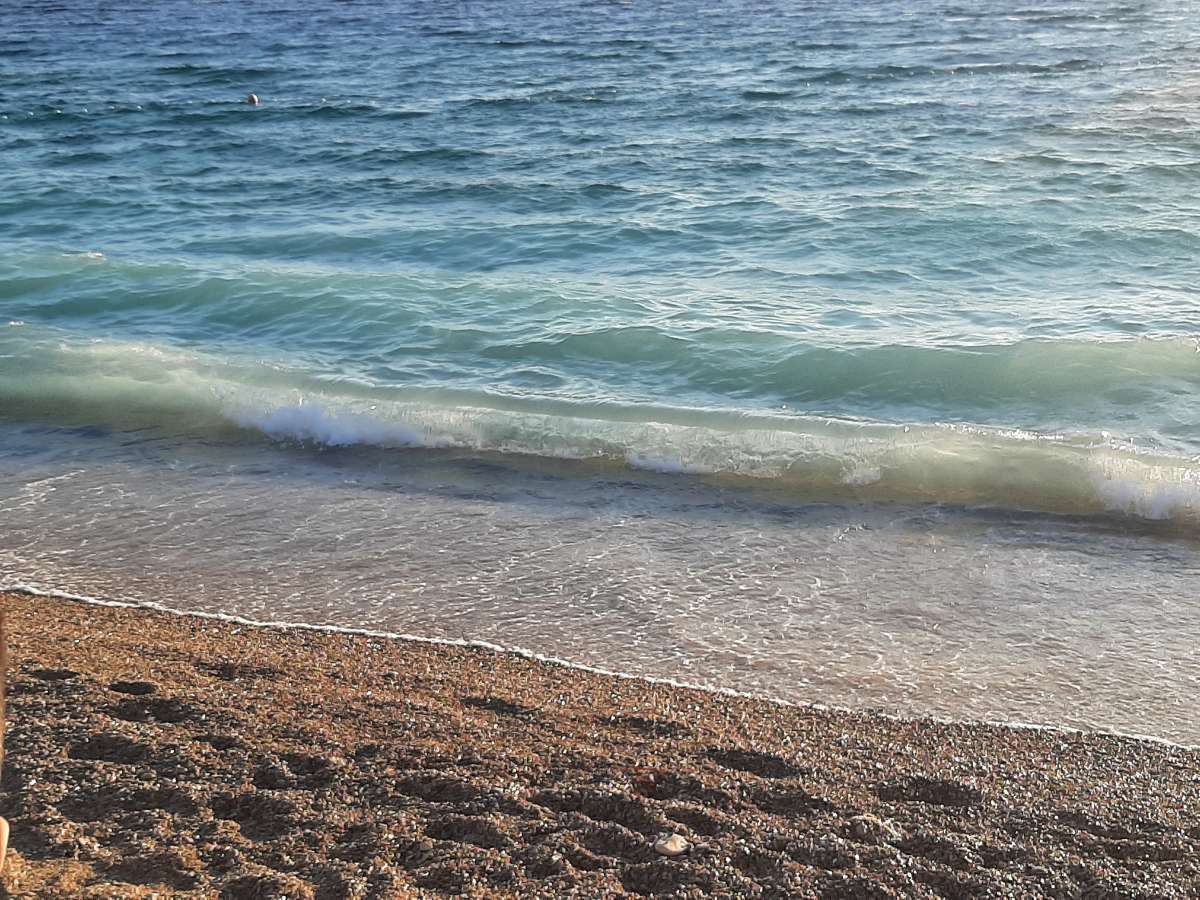 Čisto more na plaži Zlatni rat na otoku Braču