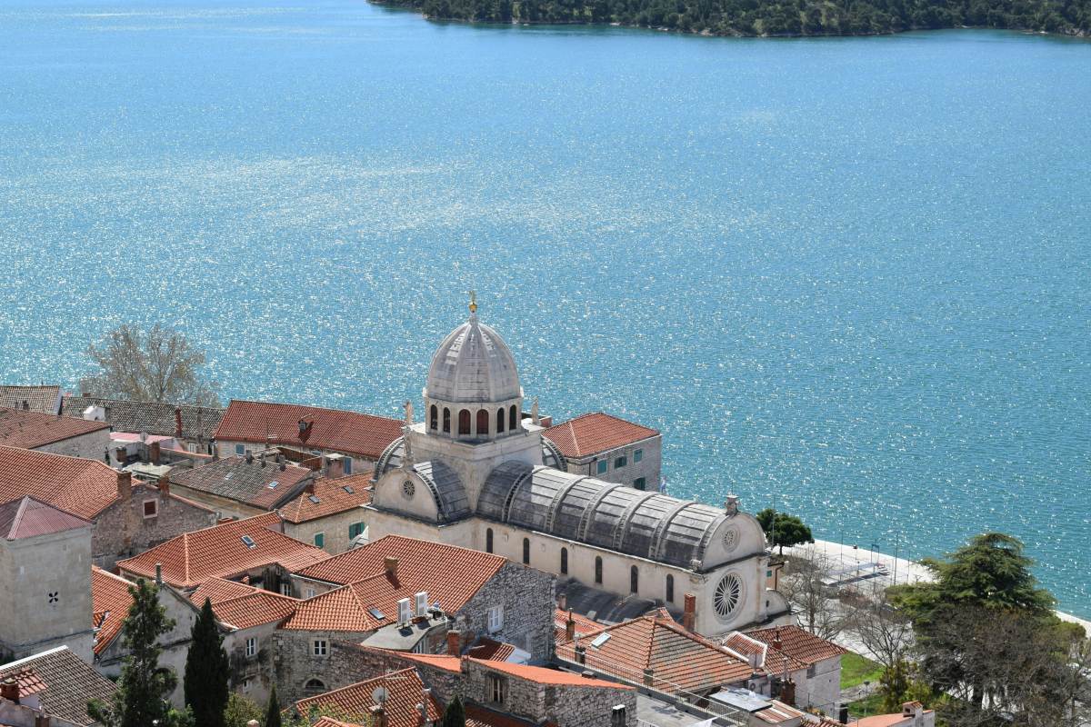 Pogled na kupolu katedrale sv. Jakova i Jadransko more u Šibeniku