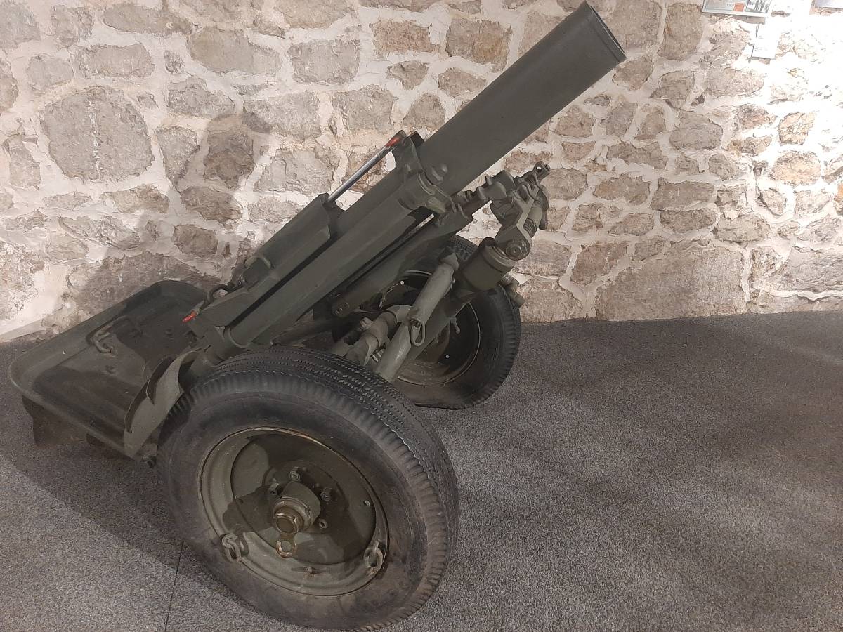 Povijesni top izložen na kamenoj površini Kninske tvrđave