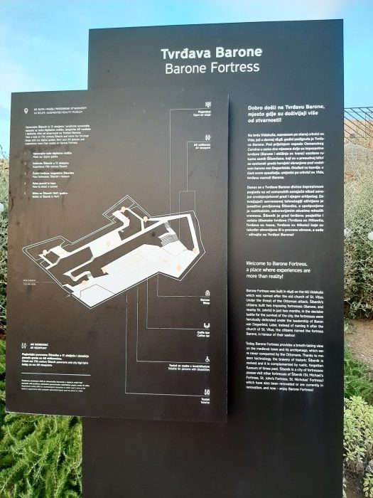 Informativna ploča o povijesti tvrđave Barone u Šibeniku