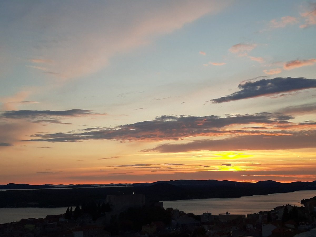Zalazak sunca i pogled na more s tvrđave Barone u Šibeniku